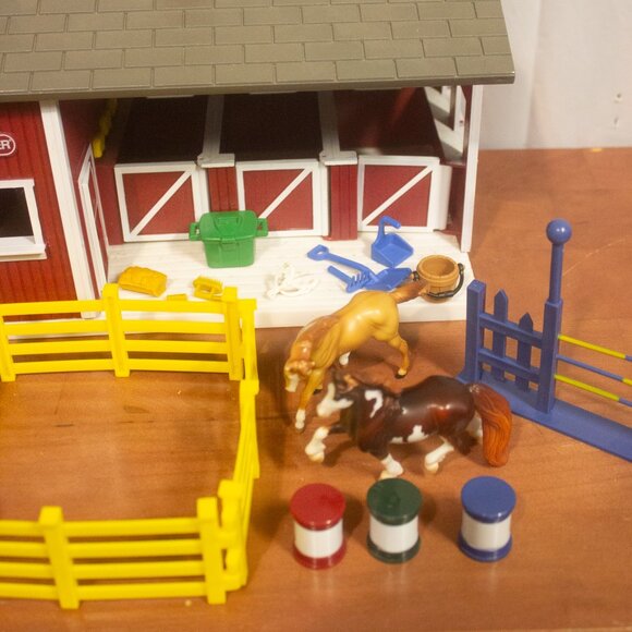 Breyer Stablemates Red Stable & 2 Horses Set - Picture 3 of 12